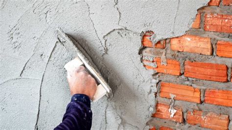 Application du mortier sur les murs de la douche