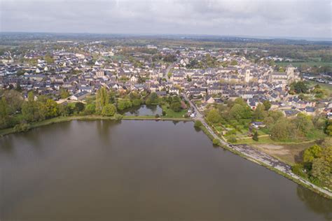 Vue aérienne de Saint-Aubin-du-Cormier et de son étang