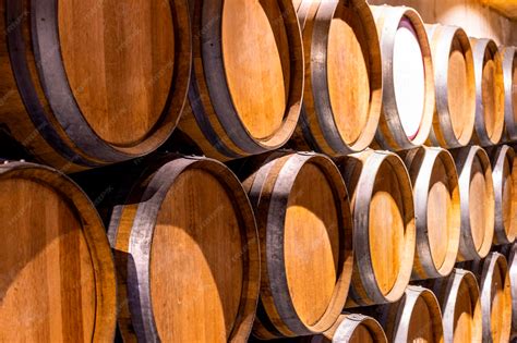 Barriques de vin en cave