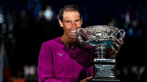 Rafael Nadal célébrant une victoire sur terre battue