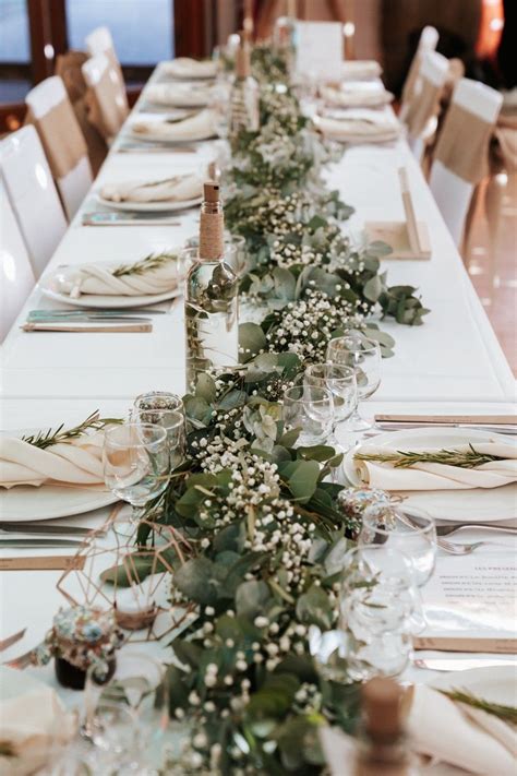 table de mariage avec chemins de table en gypsophile et lierre