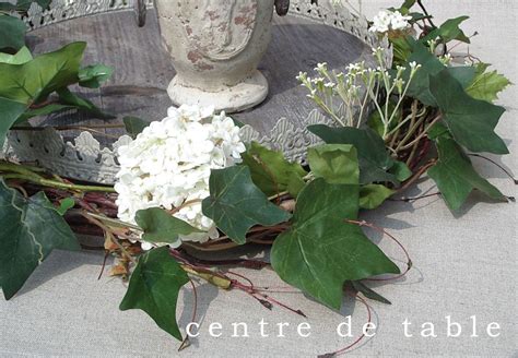 plan de table végétal avec du lierre et de l'eucalyptus