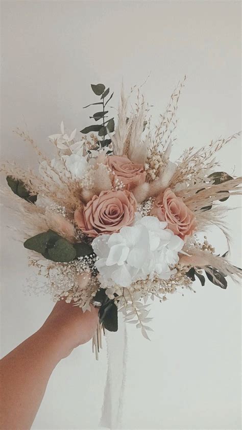 bouquet de mariée avec gypsophile et fleurs séchées