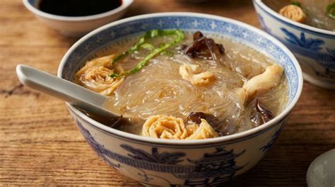 Bol de potage chinois au poulet et vermicelle fumant