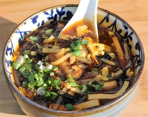 Assortiment d'ingrédients frais pour le potage chinois