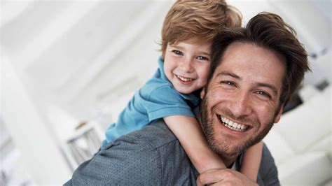 Un père et son fils souriants dans un salon de coiffure