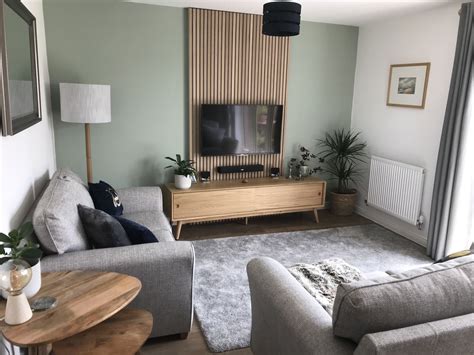 Salon minimaliste avec mur mi-vert de gris