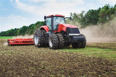 Tracteur agricole moderne dans un champ