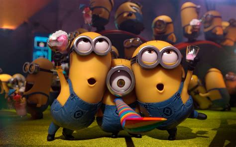 Groupe de Minions joyeux célébrant une fête