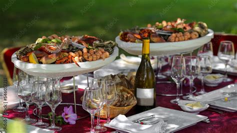 Assortiment de vaisselle ornementale sur une table dressée