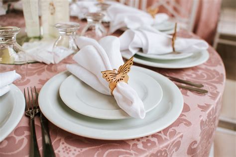 Table dressée pour un banquet historique, illustrant la richesse de la vaisselle