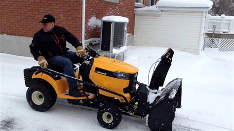 Tracteur de pelouse avec souffleuse à neige
