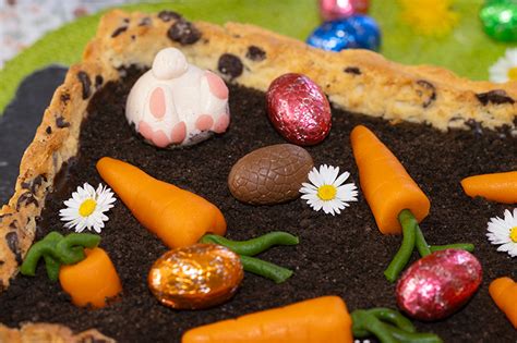 Préparation des carottes en pâte d'amande pour le gâteau potager