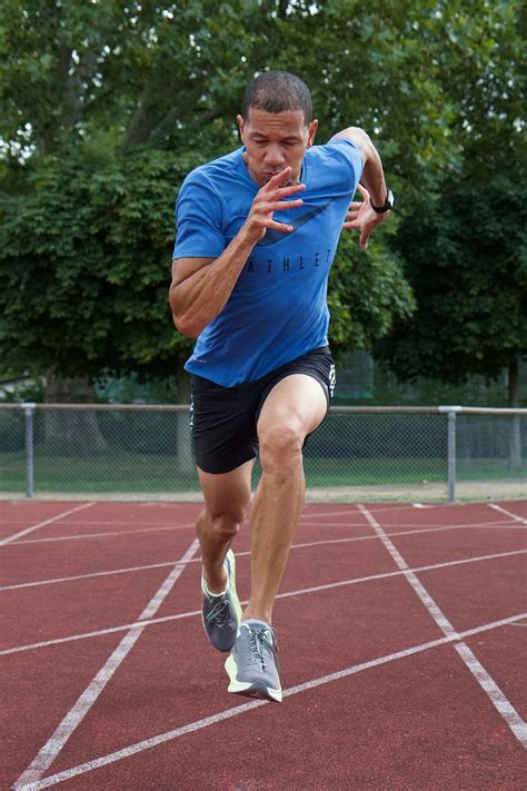 Coureur effectuant un fractionné sur une pelouse