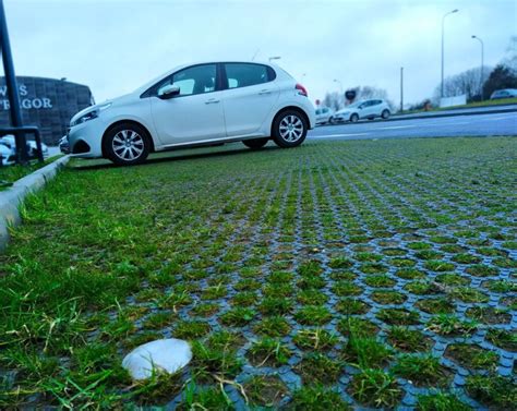 Dalle gazon en PEHD installée dans un parking