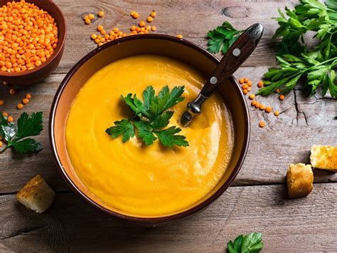 velouté d'oseille avec des lentilles corail