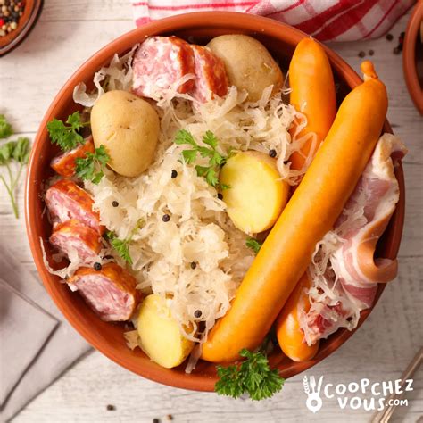 Plat de choucroute de navets salés garnie de viandes et de pommes de terre