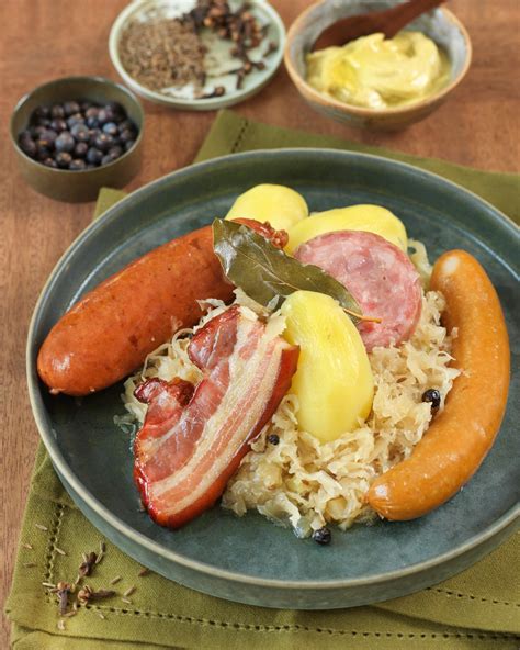 Assortiment de saucisses et charcuteries typiques pour accompagner la choucroute