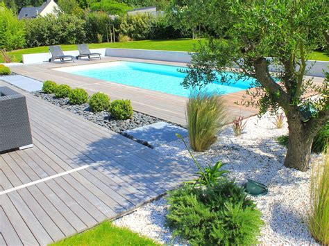 Exemple d'intégration de piscine et terrasse dans un jardin