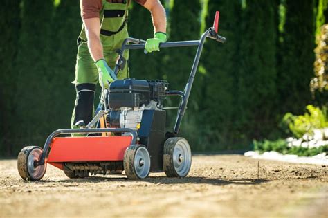 Scarificateur en action dans un jardin