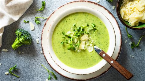 Velouté de brocolis et pommes dans un bol avec une garniture