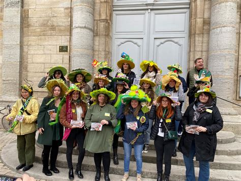 Catherinettes traditionnelles avec leurs chapeaux jaunes et verts