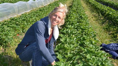 Séverine Barrois, la productrice, souriante dans son champ de petits fruits
