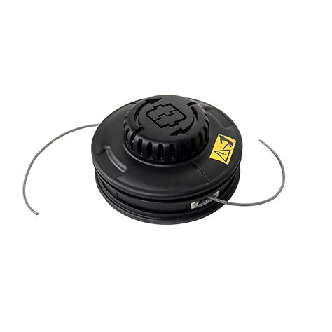 une bobine de fil coupe-bordure DeWalt avec des outils de jardinage en arrière-plan