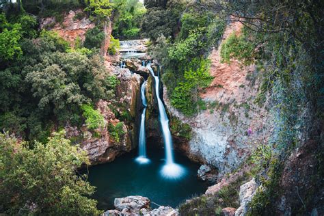 Saut de la foi dans la cascade du puzzle de saut
