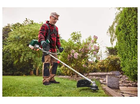 Débroussailleuse Parkside en action sur des herbes hautes