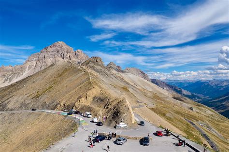 Vue panoramique du col du Galibier avec des cyclistes en contrebas