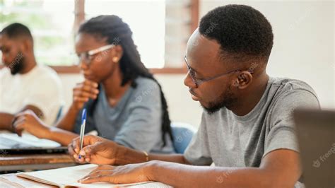 personnes qui étudient ensemble