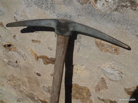 Une pioche de mineur en action