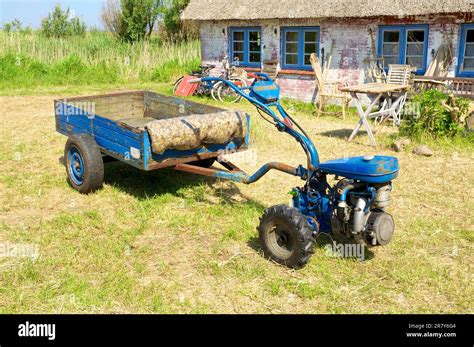 Mini-épandeur tracté par un tracteur à deux roues