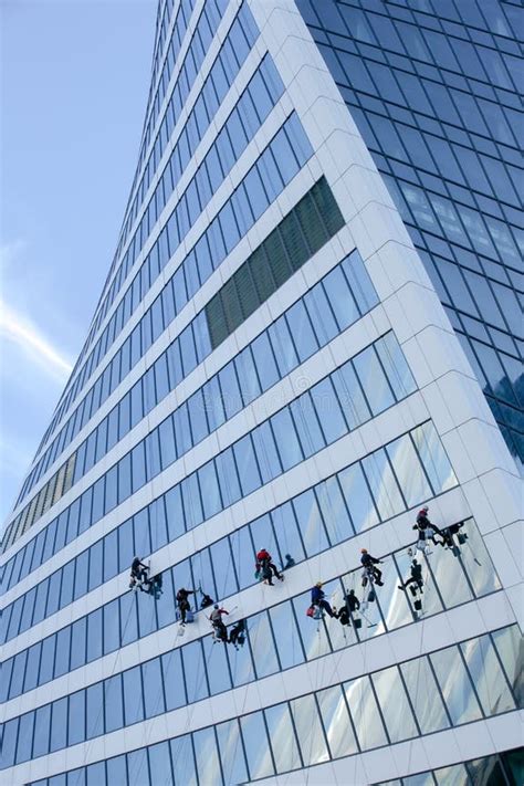 Grimpeurs urbains sur un gratte-ciel
