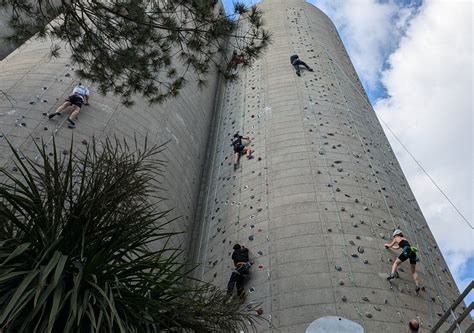 Concentration avant l'escalade urbaine