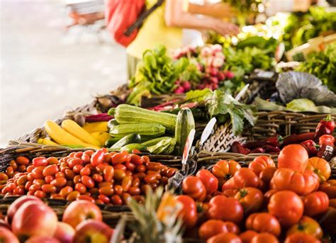 Variété de légumes de saison sur un étal de marché