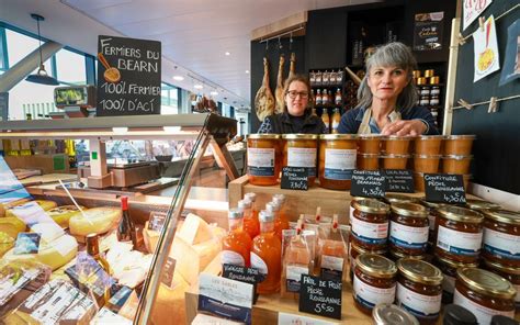 Étal de produits de la ferme sur un marché local