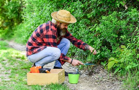Jardinier vérifiant le sol