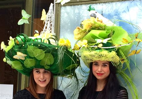 Femmes avec des chapeaux de Catherinettes