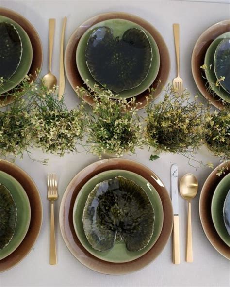 table dressée avec vaisselle vert pastel et doré