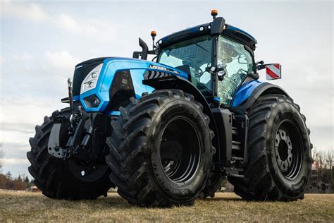 Tracteur Landini en action dans un champ