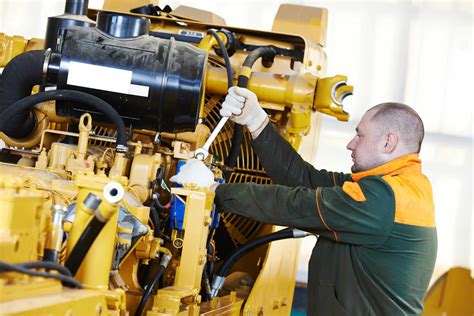 Technicien en train d'effectuer la maintenance sur un tracteur
