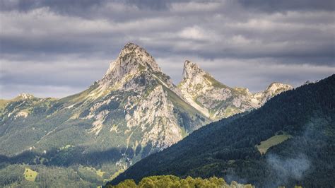 Panorama sur les montagnes du Chablais avec des grimpeurs en action