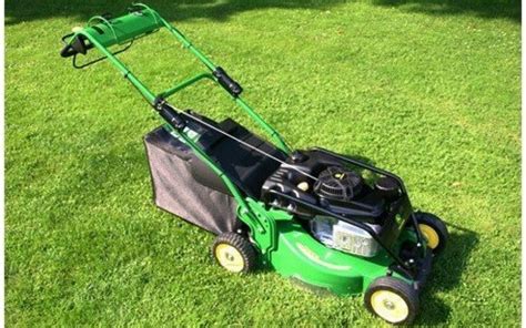 Tondeuse autotractée John Deere JX75 en action