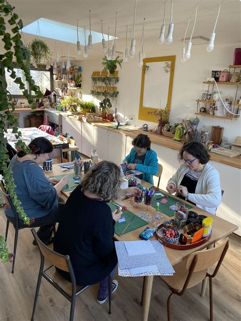 Personnes participant à un atelier de loisirs créatifs