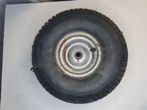 Gros plan sur la roue arrière d'une tondeuse autoportée RYOBI