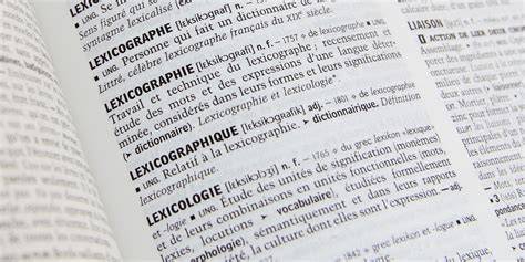 Représentation stylisée d'un dictionnaire ouvert avec des mots complexes