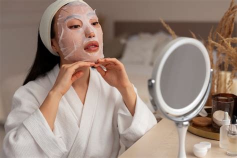 Personne utilisant un masque facial à l'avoine