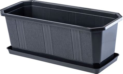 jardinière en plastique avec des herbes aromatiques